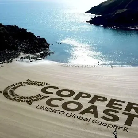 Copper Coast Glamping Pods - An Faoilean Pod بيت للعطل